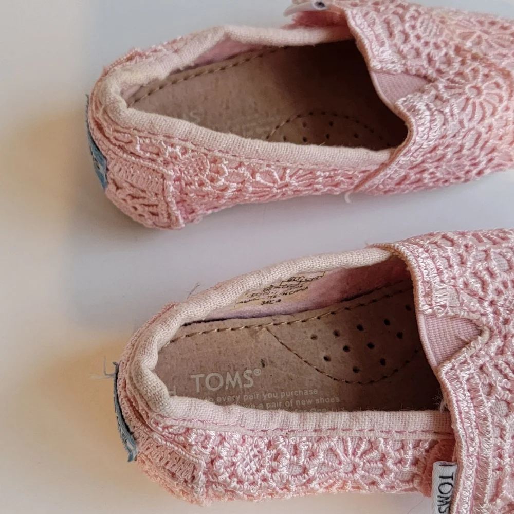 Toms Baby Shoes Size 5 flats pink lace leather insole excellent baby girl shoes